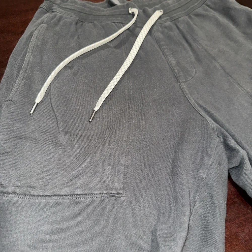Vuori Vital Shorts Mens Size Small‎ Gray 100%cotton